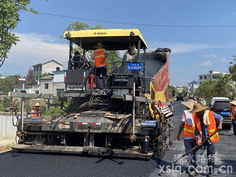 高溫下堅(jiān)守的路橋人